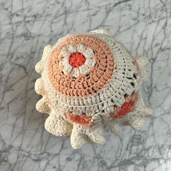 Crochet Bucket Hat with floral details - Picture 3 of 6